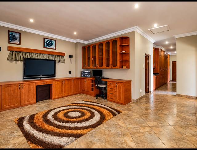 5 BEDROOM FREEHOLD FOR SALE IN MIDSTREAM ESTATE